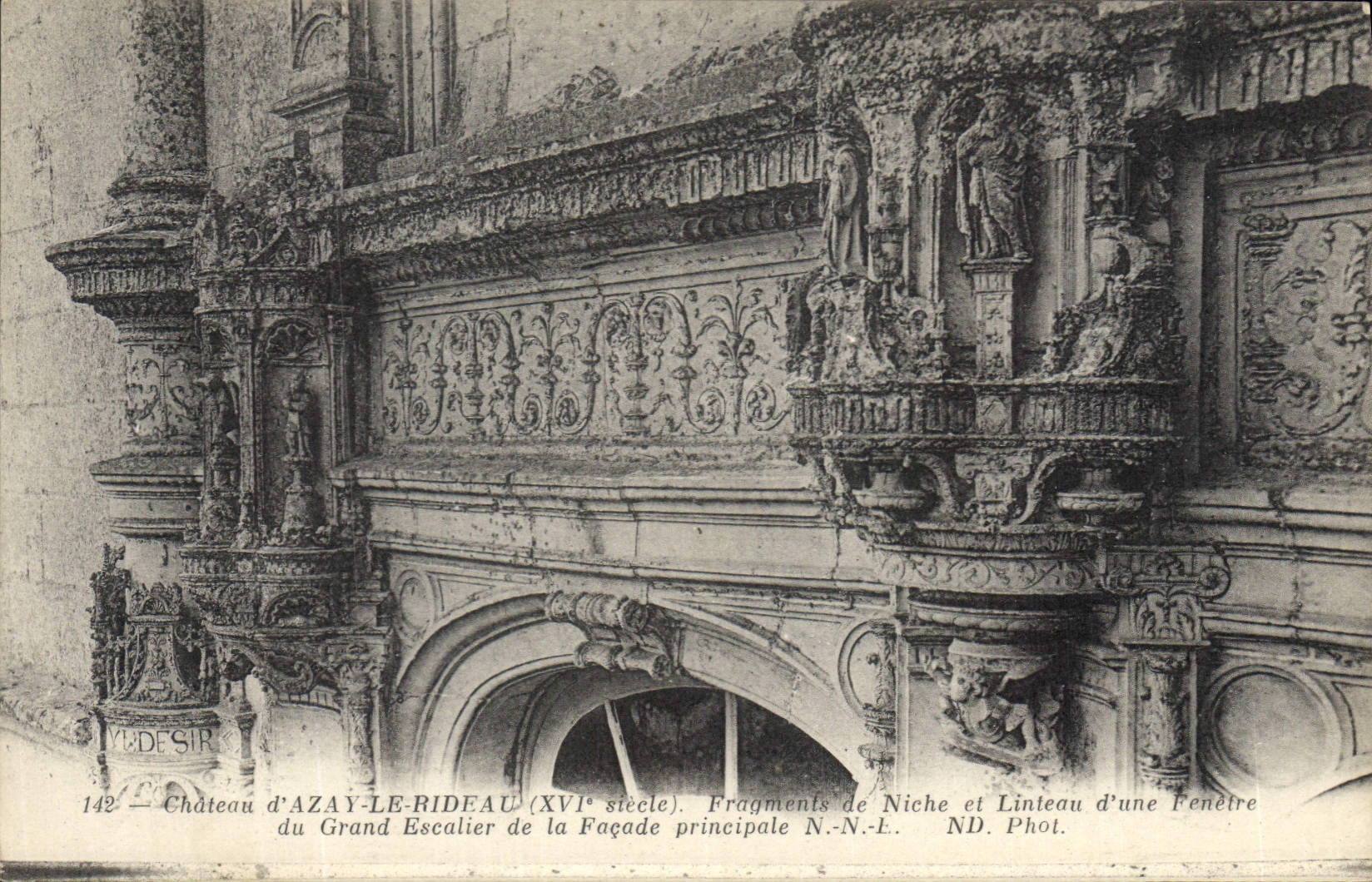 CPA Chateau d'Azay le Rideau Fragments de  Niche et Linteau d'une Fenetre du Grand Escalier de la Fa