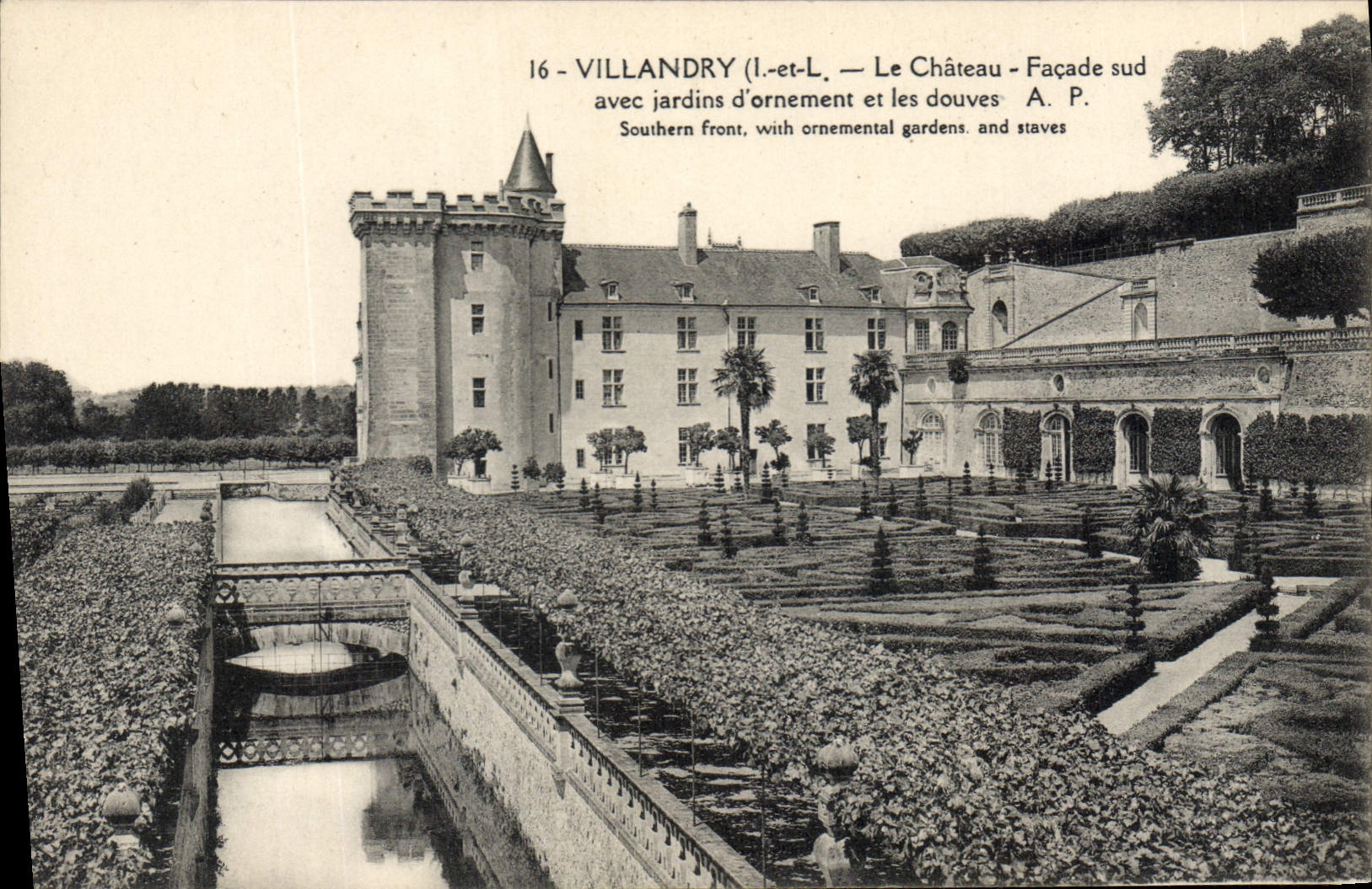 CPA Villandry L et L Le Chateau Facade sud avec jardins d'ornement et les douves A P