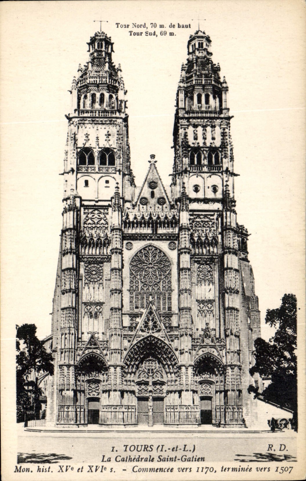 CPA Tours I et L la Cathedrale Saint Gatien Mon hist XV et XVI S Commencee vers 1170 terminee vers 1