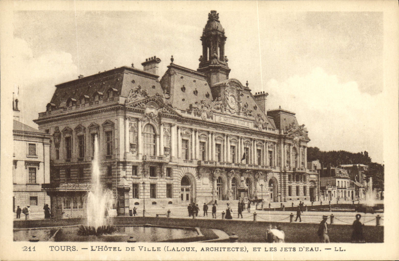 CPA Tours l'hotel de Ville Laloux Architecte et les Jets d'eau