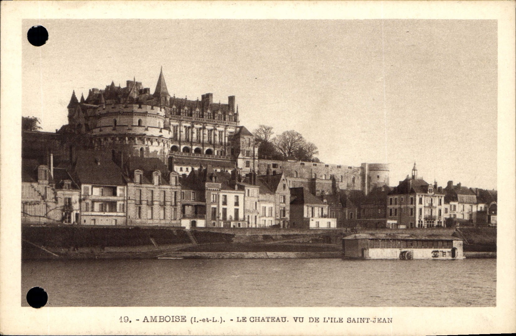 CPA Amboise I et L le Chateau vu du l'Ile Saint Jean 