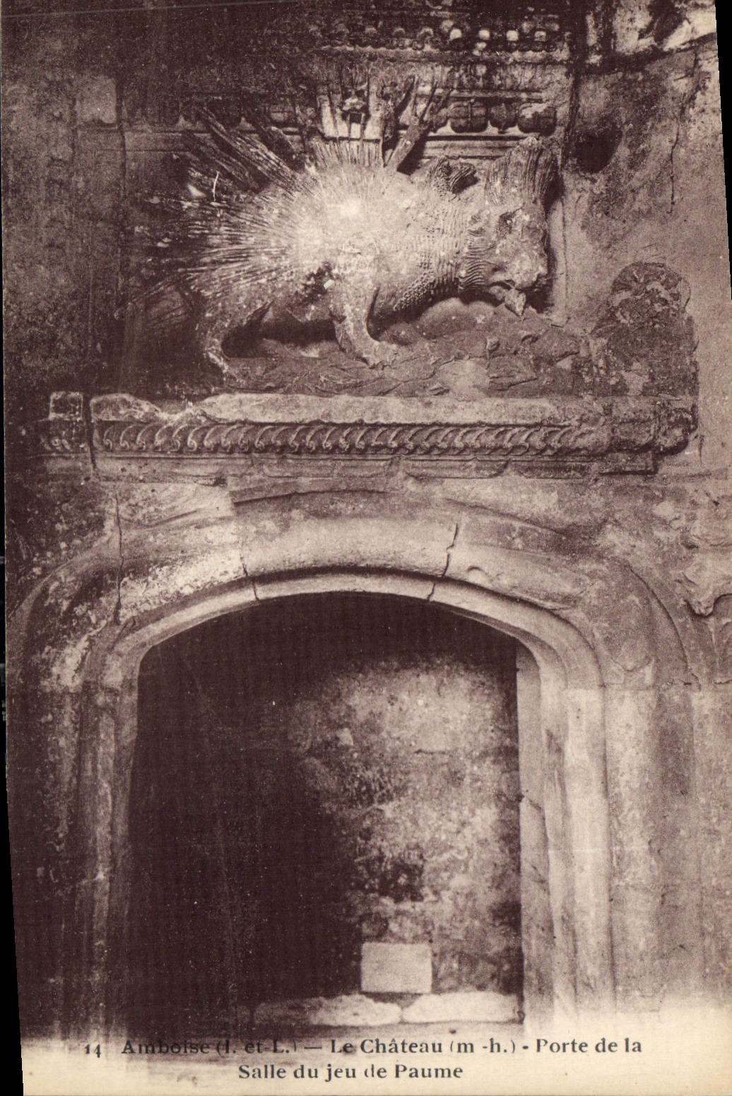CPA Amboise I et L le chateau M H Porte de la Salle du jeu de Paume 