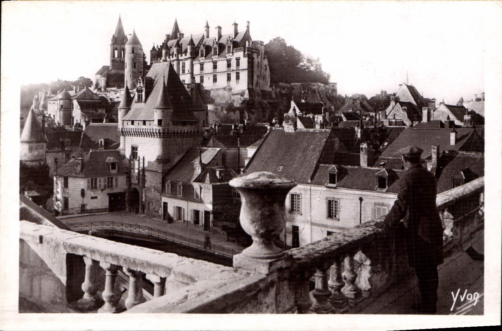 CPA Chateaux de la Loire Chateau de Loches le Chateau Royal et la Porte des Cordellers