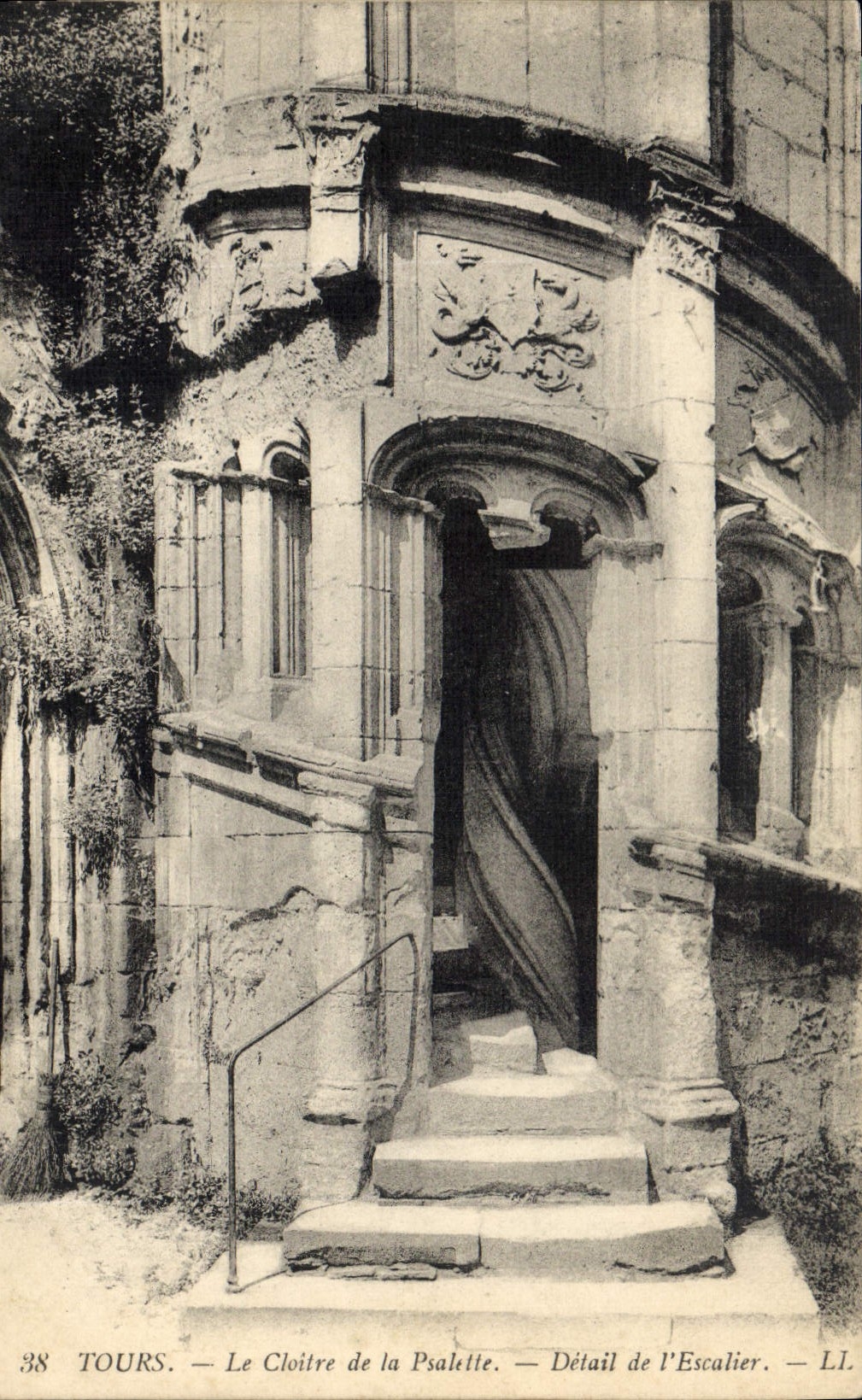 CPA Tours le Cloitre de la Psalette Detail de l'Escalier