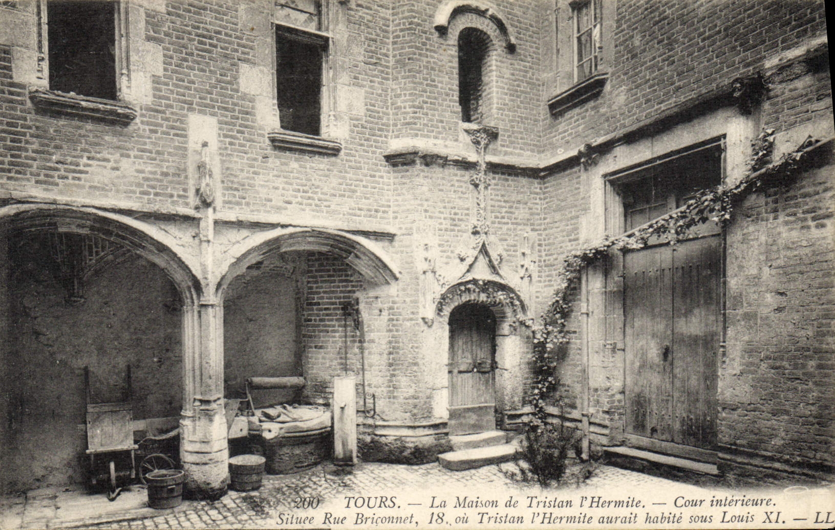CPA Tours la Maison de Tristan l'Hermite Cour Interieur Situee Rue Briconnet