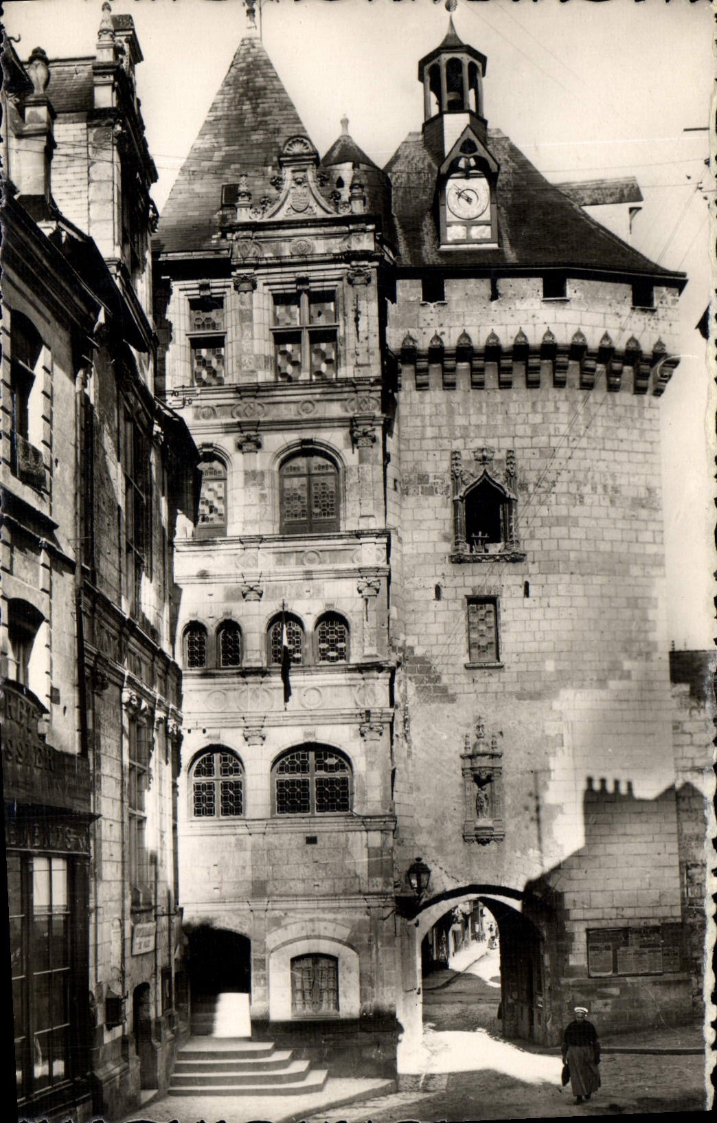 CPA Loches Indre et Loire l'Hotel de Ville et la Porte Picoys