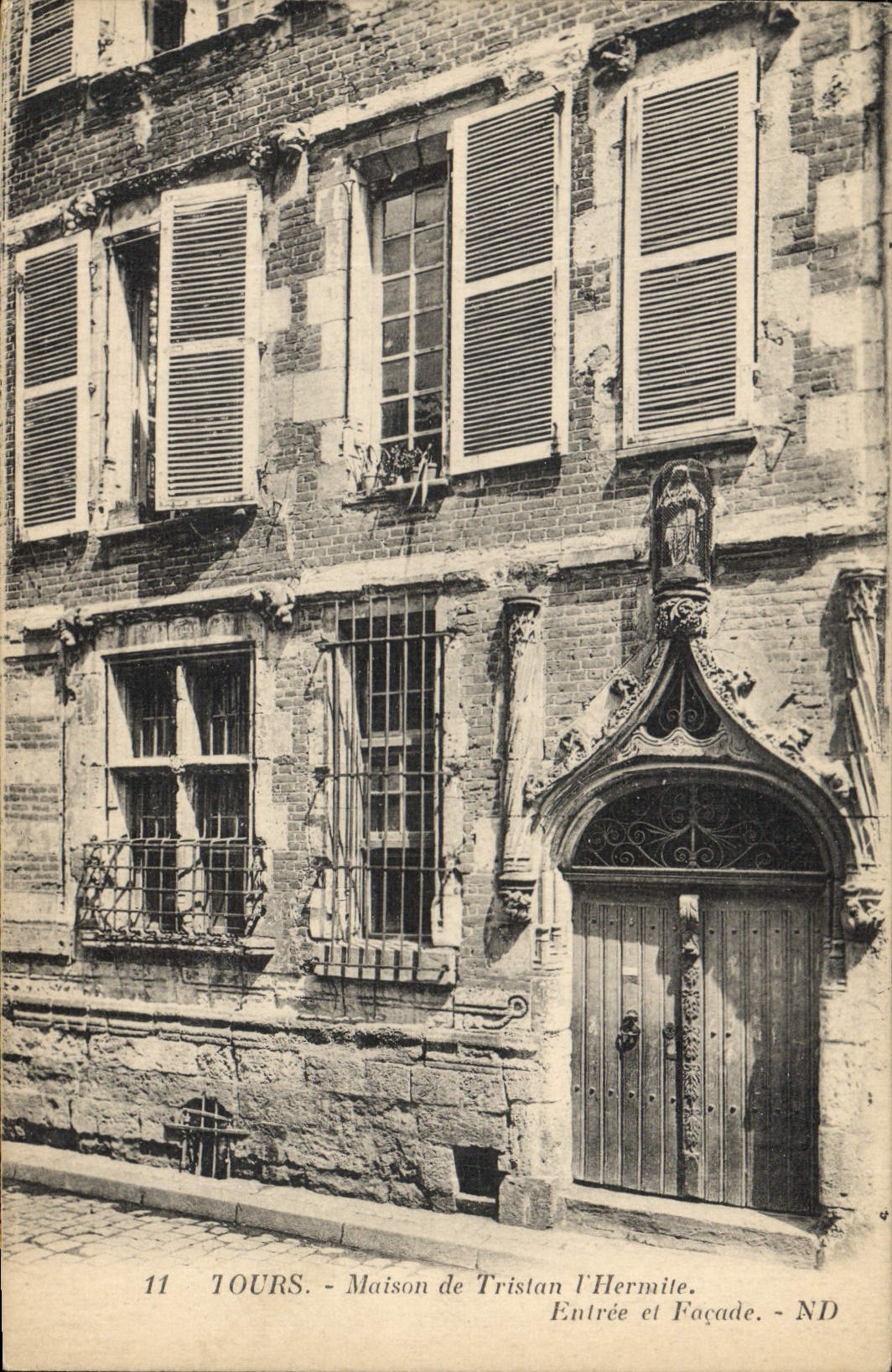 CPA Tours Maison de Trison l'Hermite Entree et Facade 
