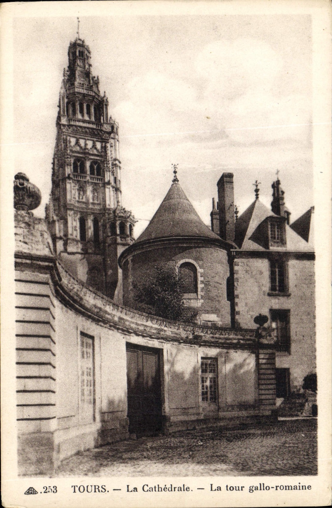 CPA Tours la Cathedrale la Tour Gallo Romaine 