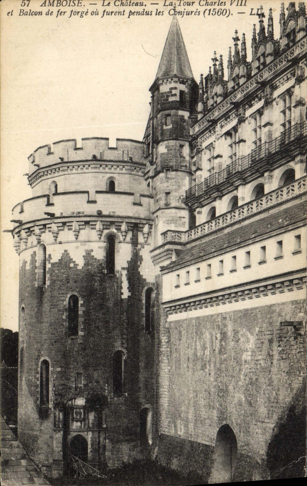 CPA Amboise le chateau la Tour Charles VIII et Balcon de Fer Forge ou Furent pendus les Conjures 156