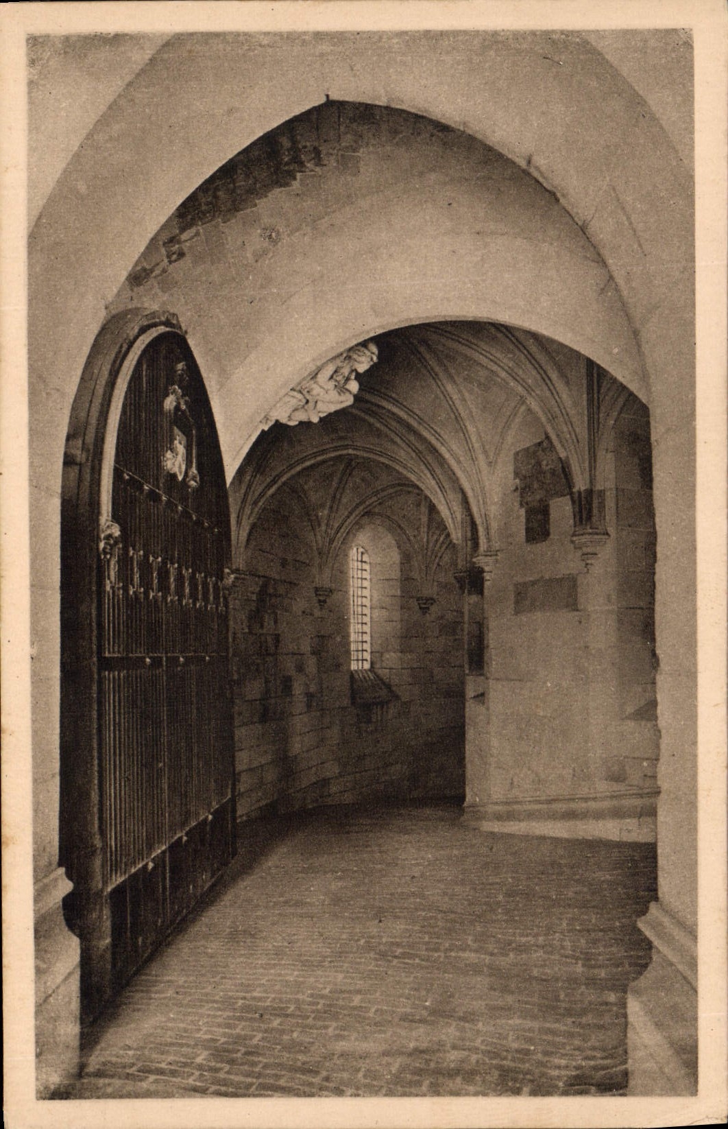 CPA Chateau d'Amboise Sortie de la Tour Charles