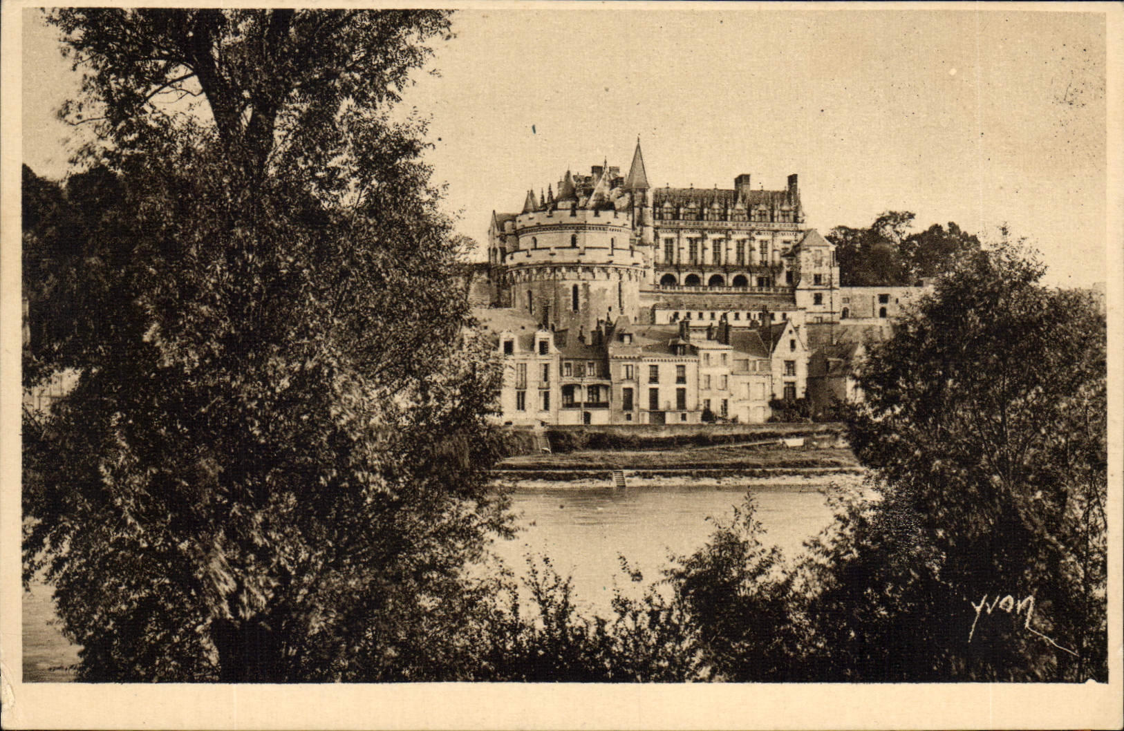 CPA Chateaux de la Loire le Chateau d'Amboise vu des bords de la Loire