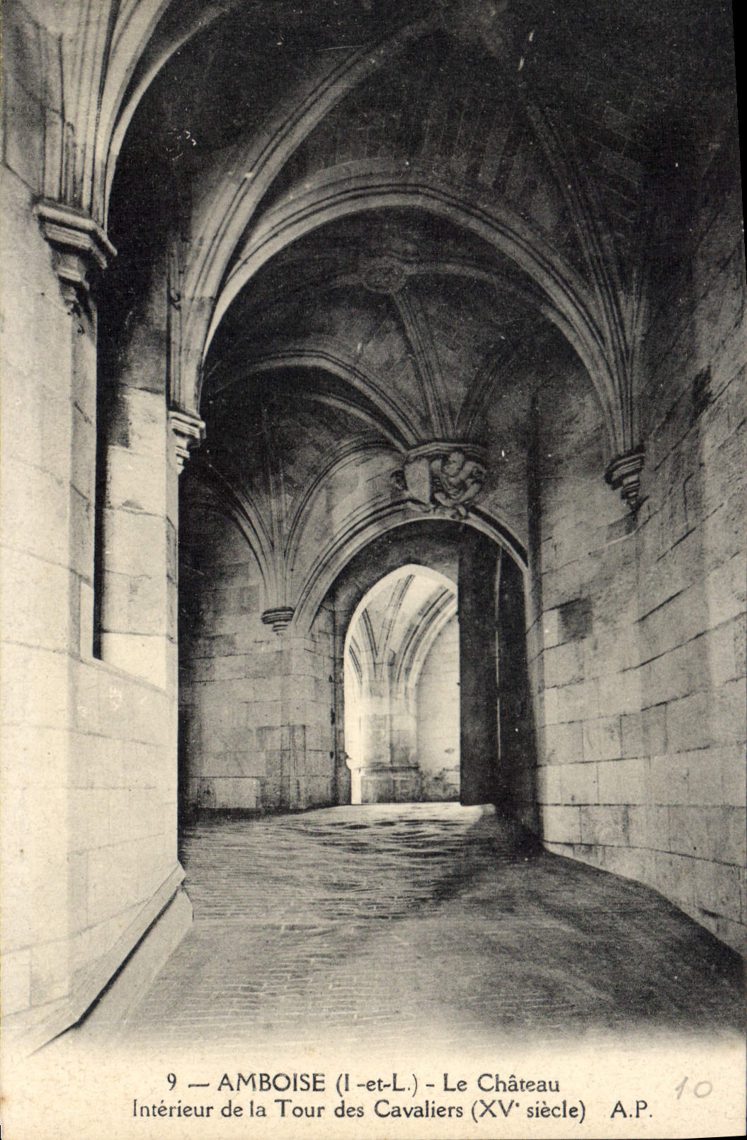 CPA Amboise I et L le Chateau Interieur de la Tour des Cavaliers XV siecle 