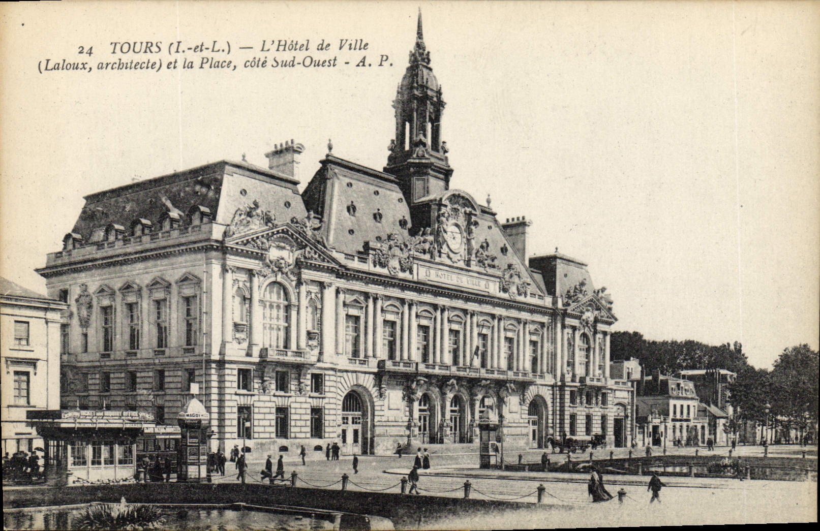 CPA Tours I et L l'Hotel de Ville Laloux architecte et la Place Cote Sud Ouest 