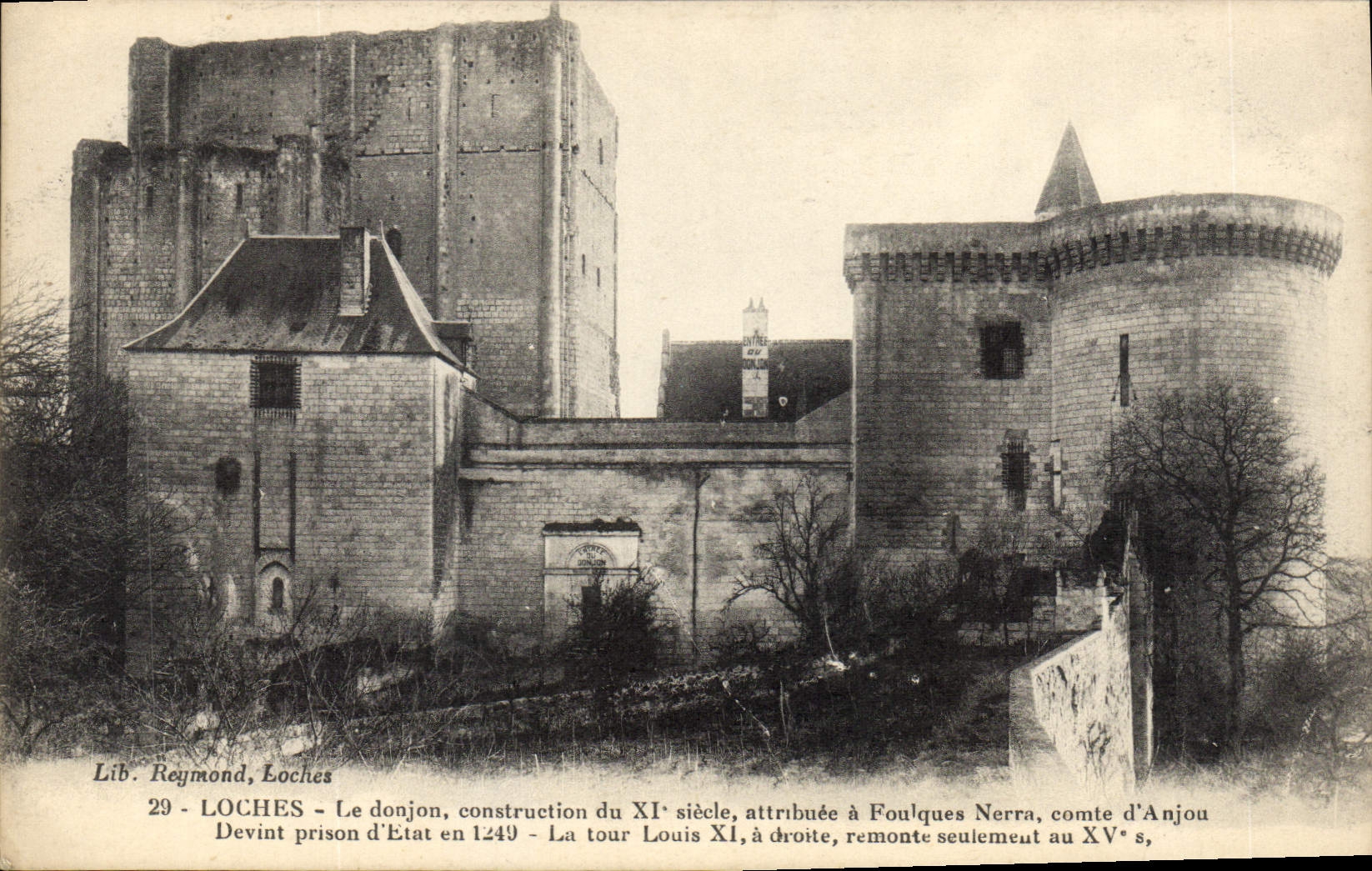 CPA Louches le Donjon Construction du XI siecle attribuee a Foulques Nerra comte d'Anjou Devient pri