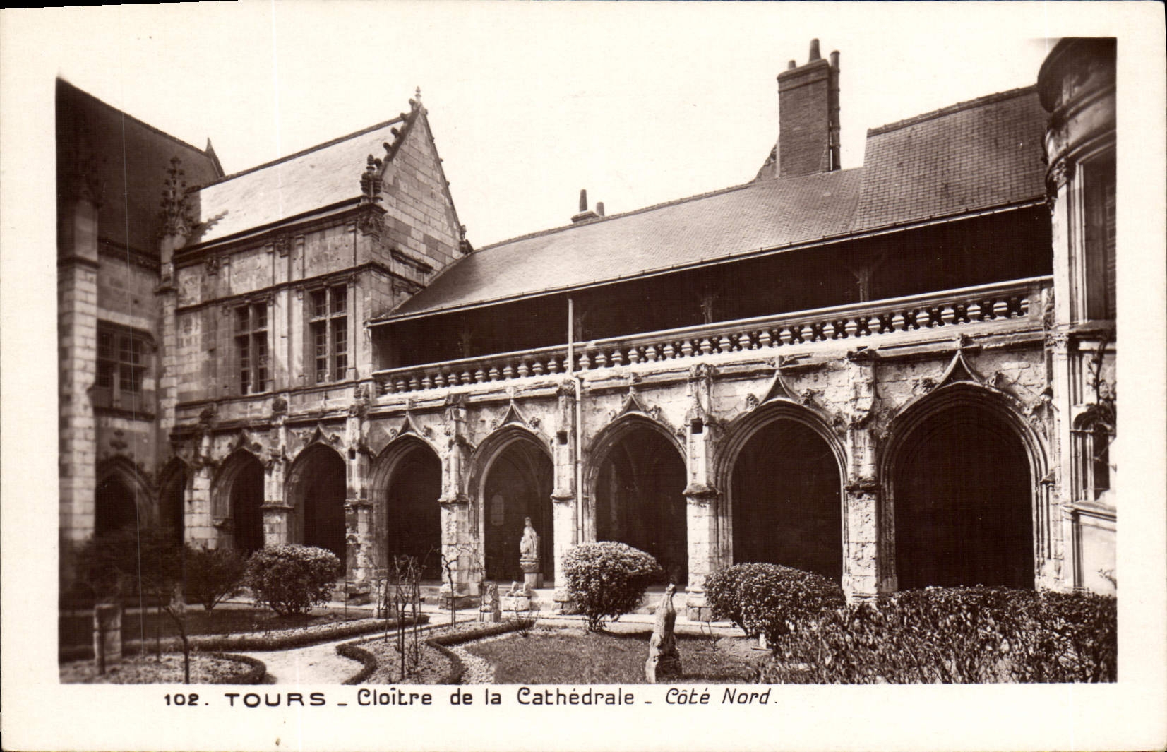 CPA Tours Cloitre de la Cathedrale Cote Nord 