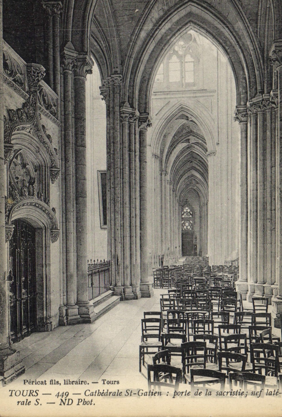CPA Tours Cathedrale St Gatien Porte de la Sacristie Nef late 