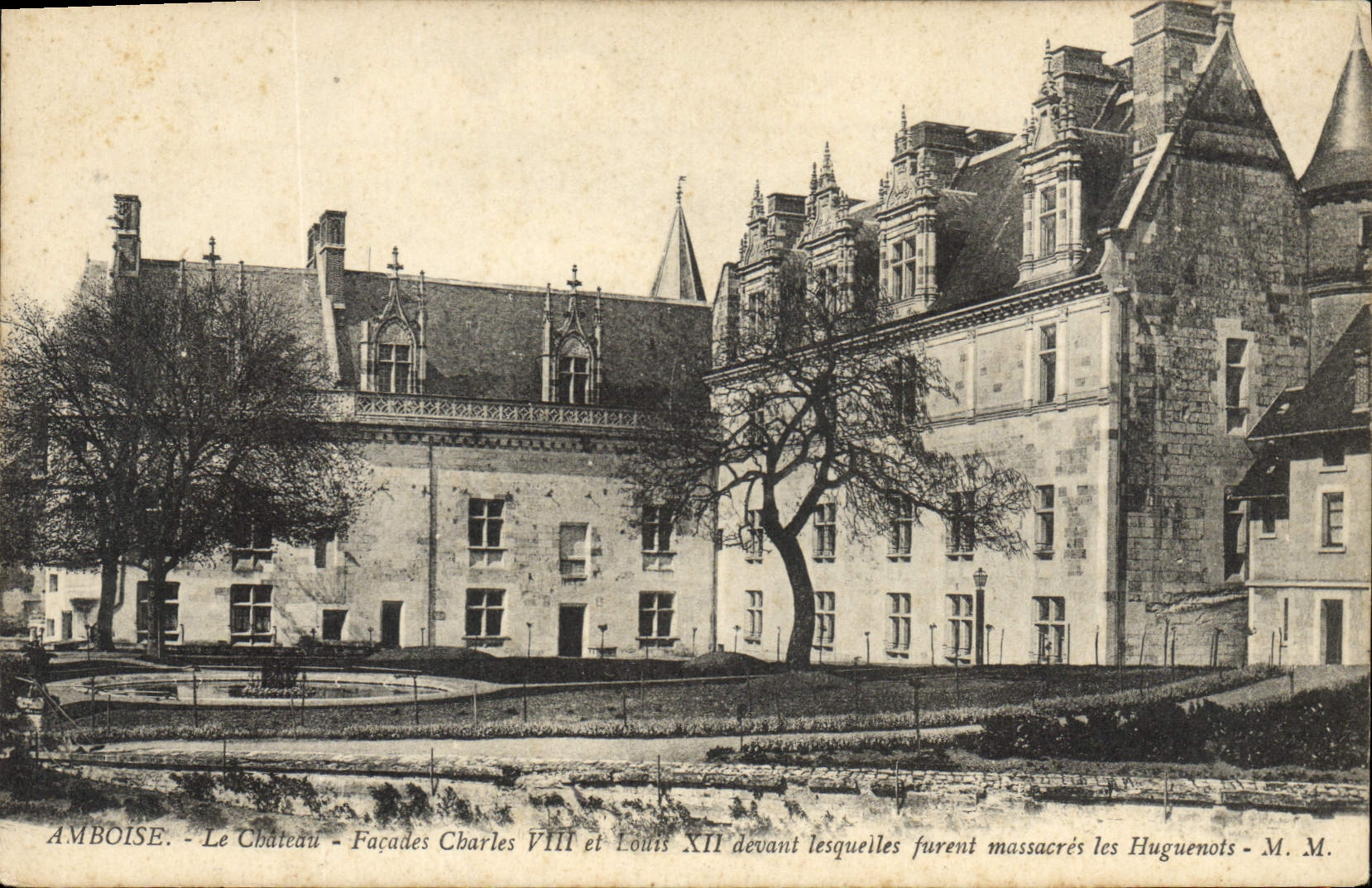 CPA Amboise Facade Charles VIII et Louis XII devant lesquelles Furent Massacres les Huguenots 