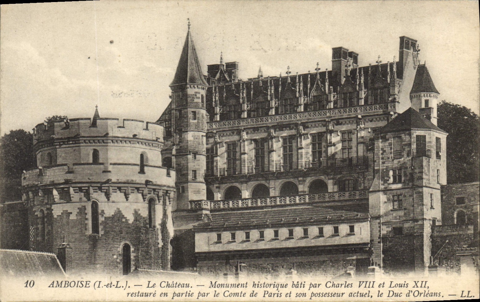 CPA Amboise I et L le Chateau Monument historique bati par Charles VIII et Louis XII restaure en Par