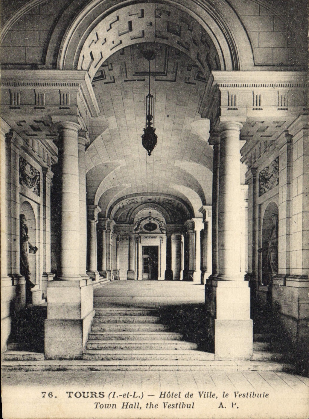 CPA Tours I et L Hotel de Ville le Vestibule 