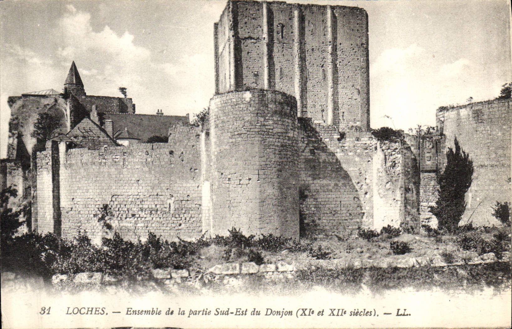 CPA Loches Ensemble de la Partie Sud Est du donjon XI et XII siecle
