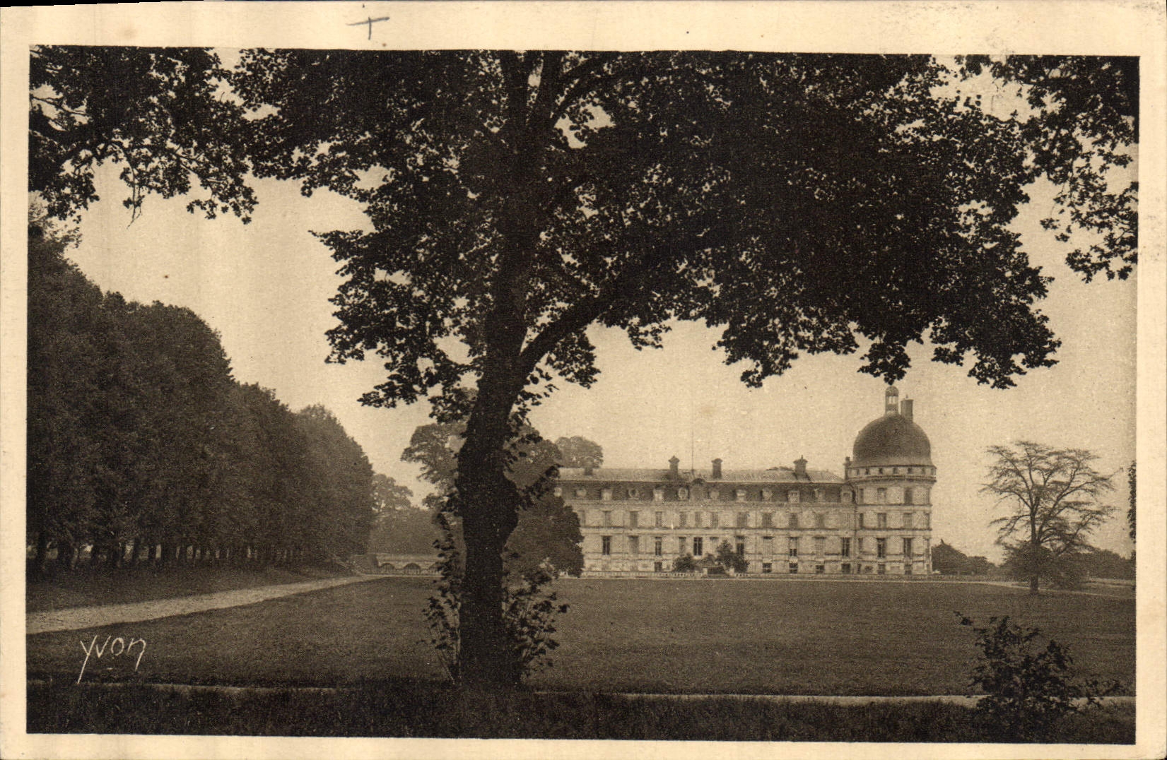 CPA Chateau de Valencay Facade Ouest et Allee des Princes d'Espagne