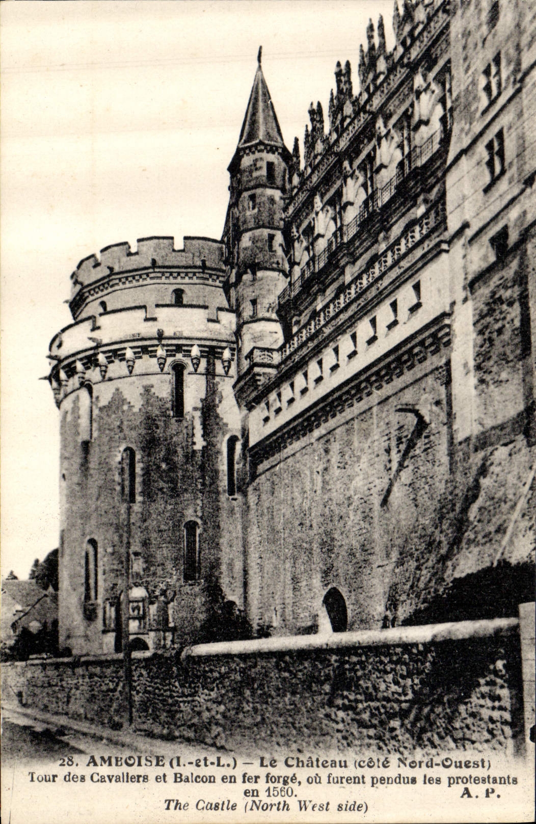 CPA Amboise I et L le Chateau Cote Nord Ouest Tour des Cavallers et Balcon en fer Forge ou furent pe