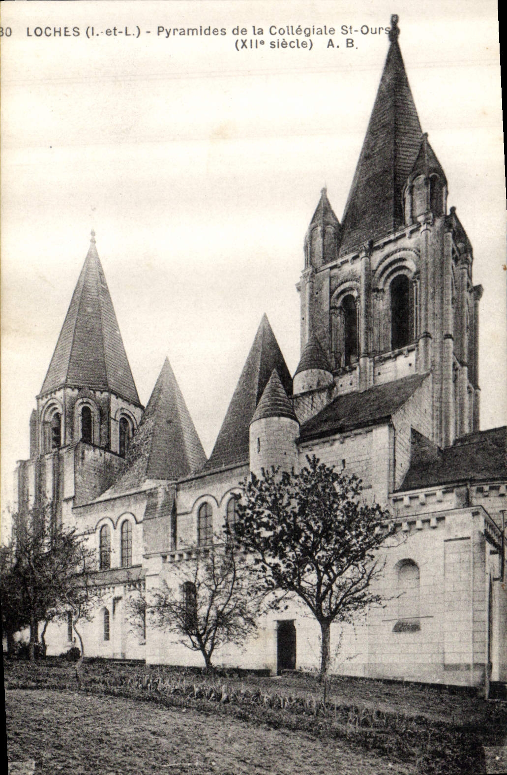 CPA Loches I et L Pyramides de la Collegiale St Ours XII siecle