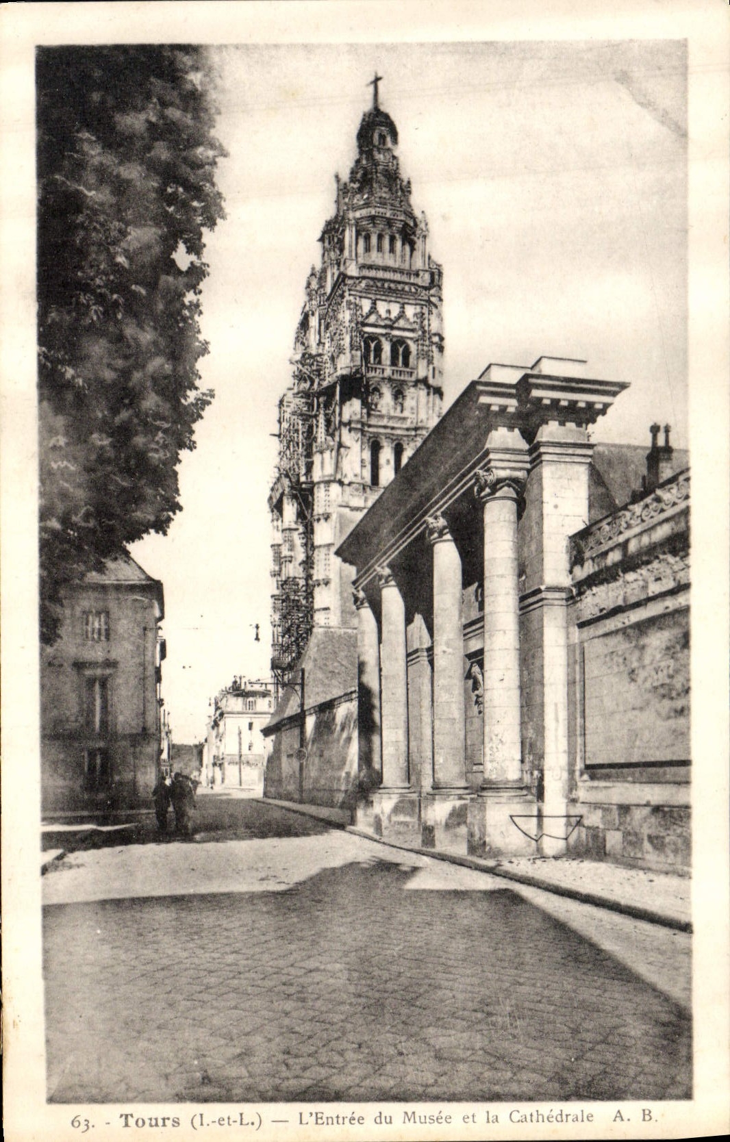 CPA Tours I et L l'entree du Musee et la Cathedrale