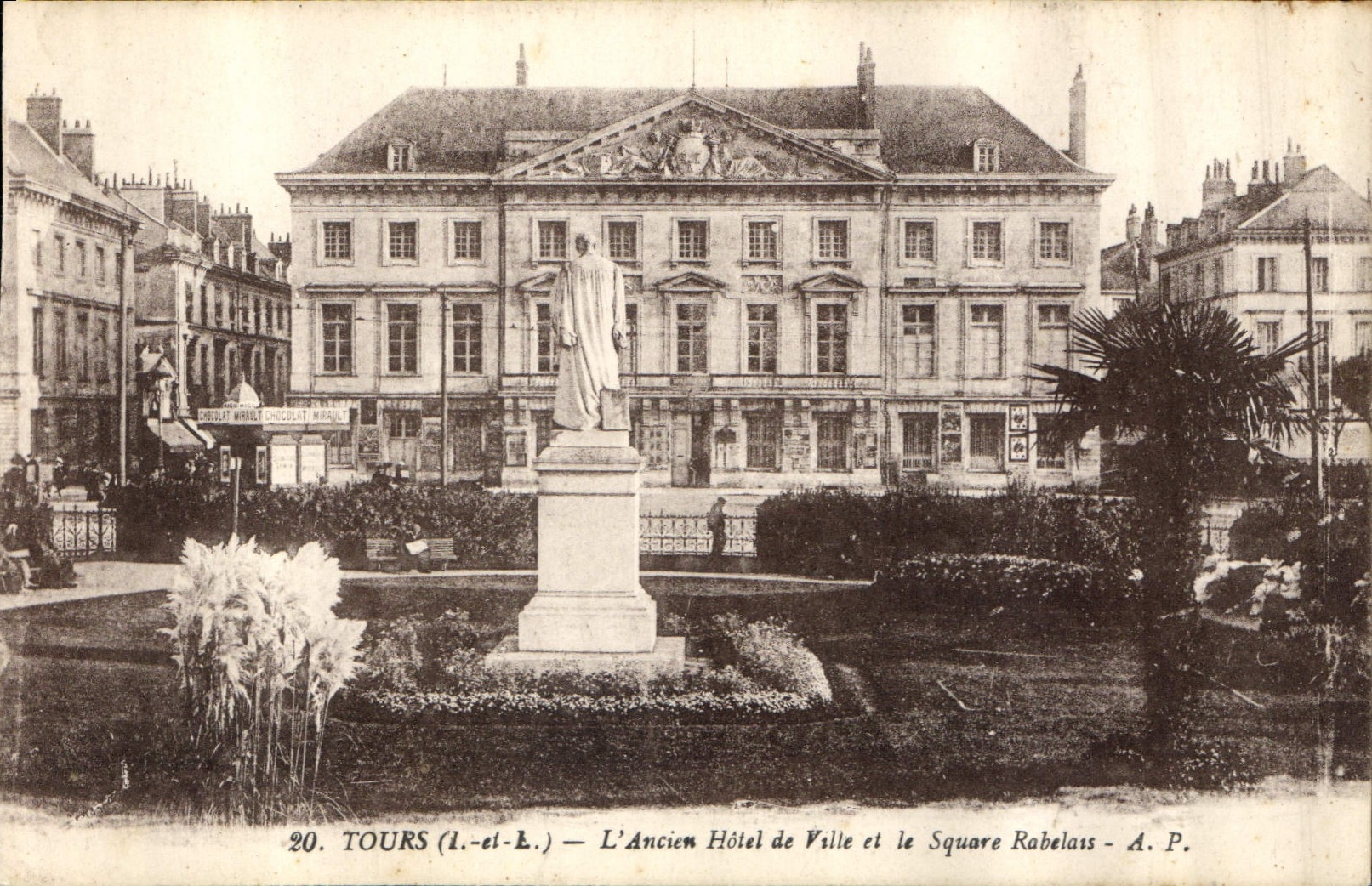 CPA Tours I et L l'Ancien hotel de Ville et le Square Rabelais