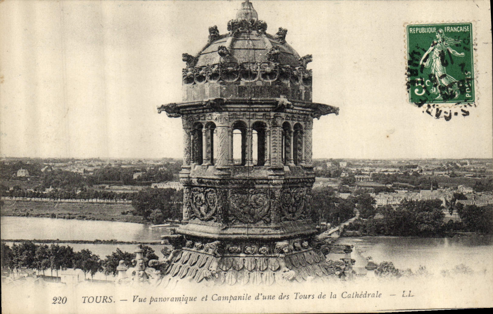 CPA Tours vue panoramique et Campanile d'une des Tours de la Cathedrale 