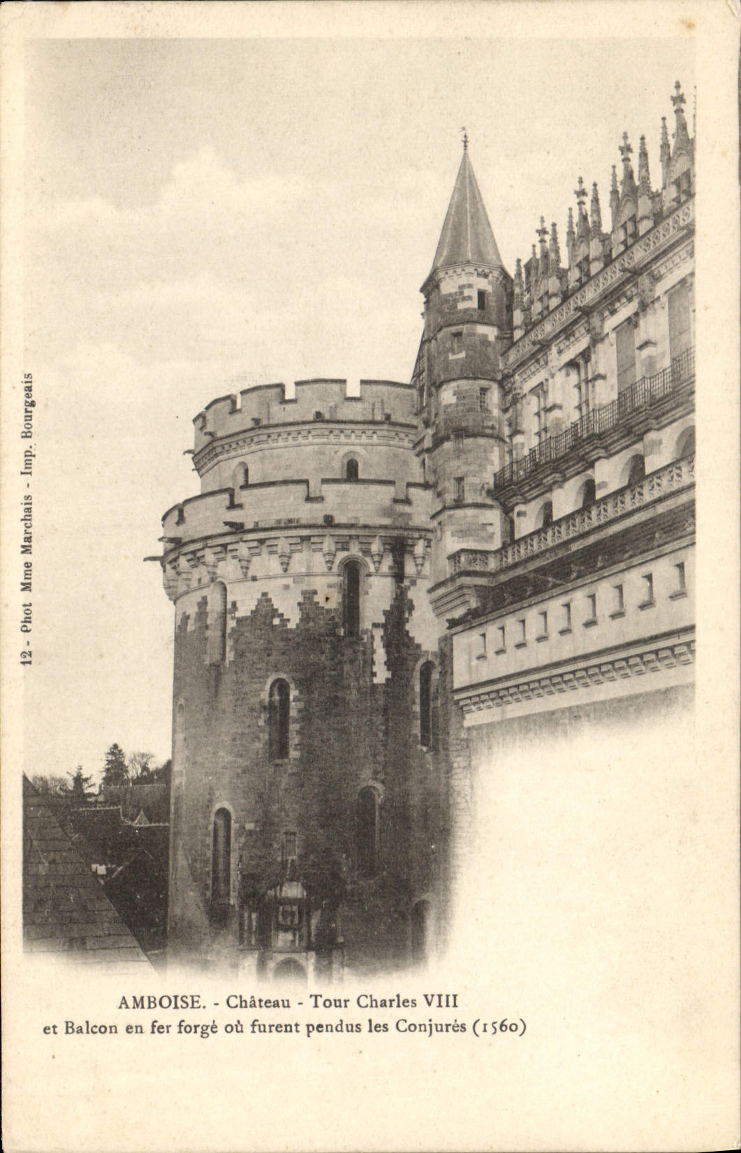 CPA Amboise Chateau Tour Charles VIII et Balcon en fer Forge ou furent pendus les Conjures 1560