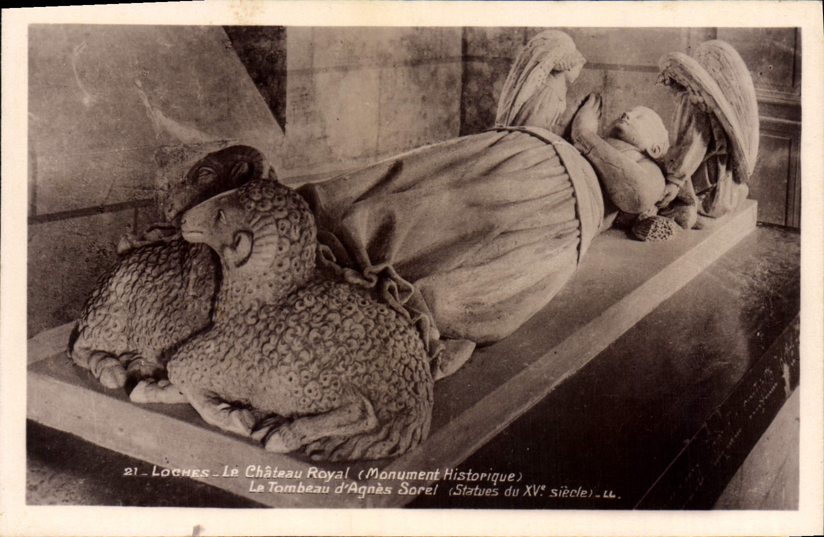 CPA Loches le Chateau Royal Monument historique le Tombeau d'Agnes Sorel Statue du XV siecle