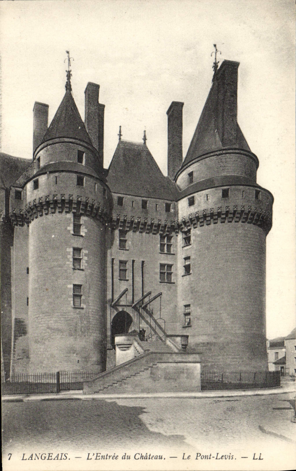 CPA Langeais l'Entree du Chateau le Pont Levis 