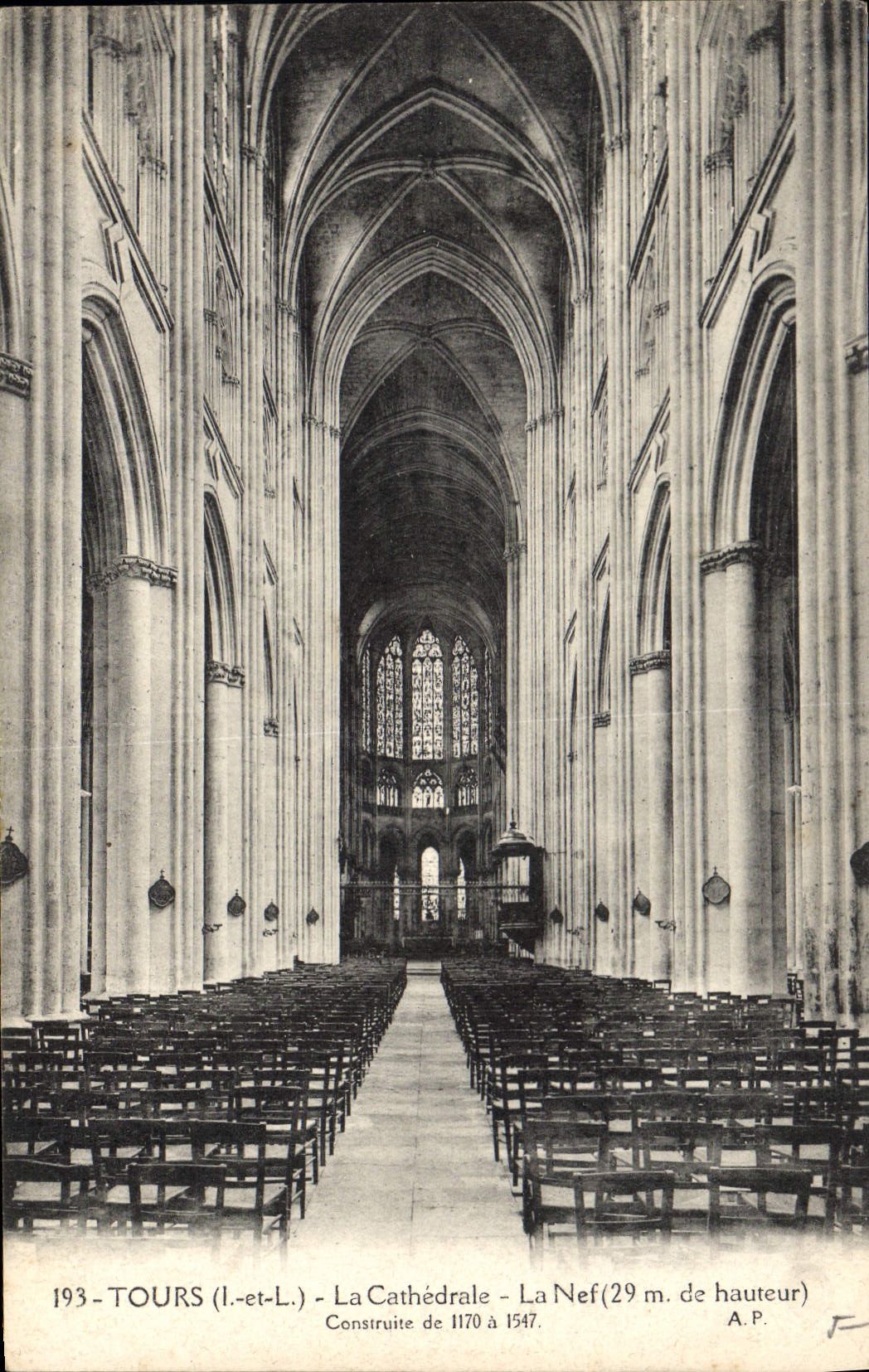 CPA Tours I et L la Cathedrale la Nef construite de 1170 a 1547 