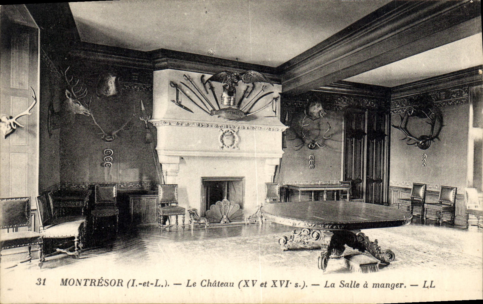 CPA Montresor I et L le Chateau XV et XVI S la Salle a manger