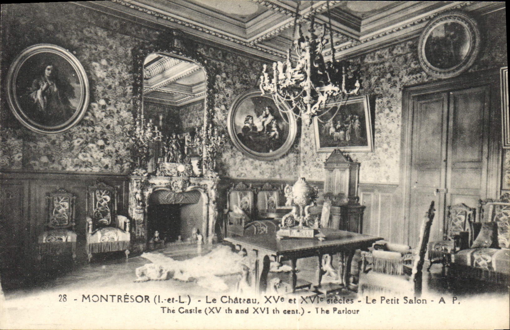CPA Montresor I et L le Chateau XV et XVI siecle le petit Salon