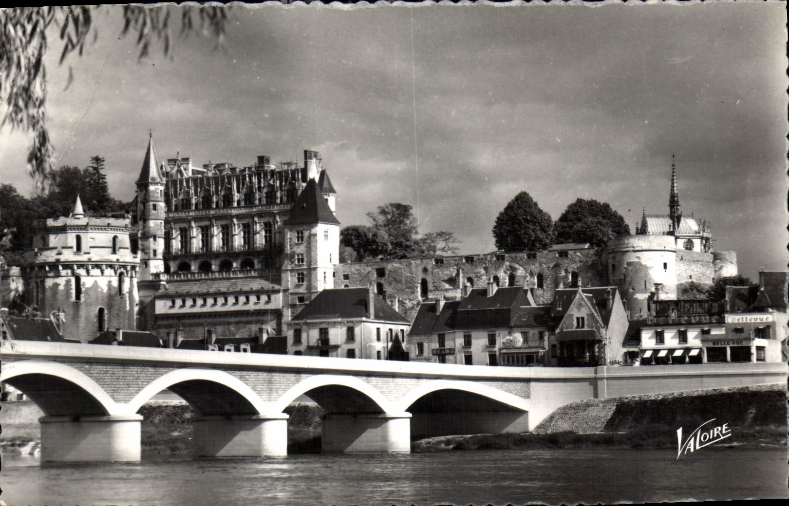 CPA Les Merveilles du Val de Loire Amboise Indre et Loire le Chateau XV siecle son enceinte et la Ch