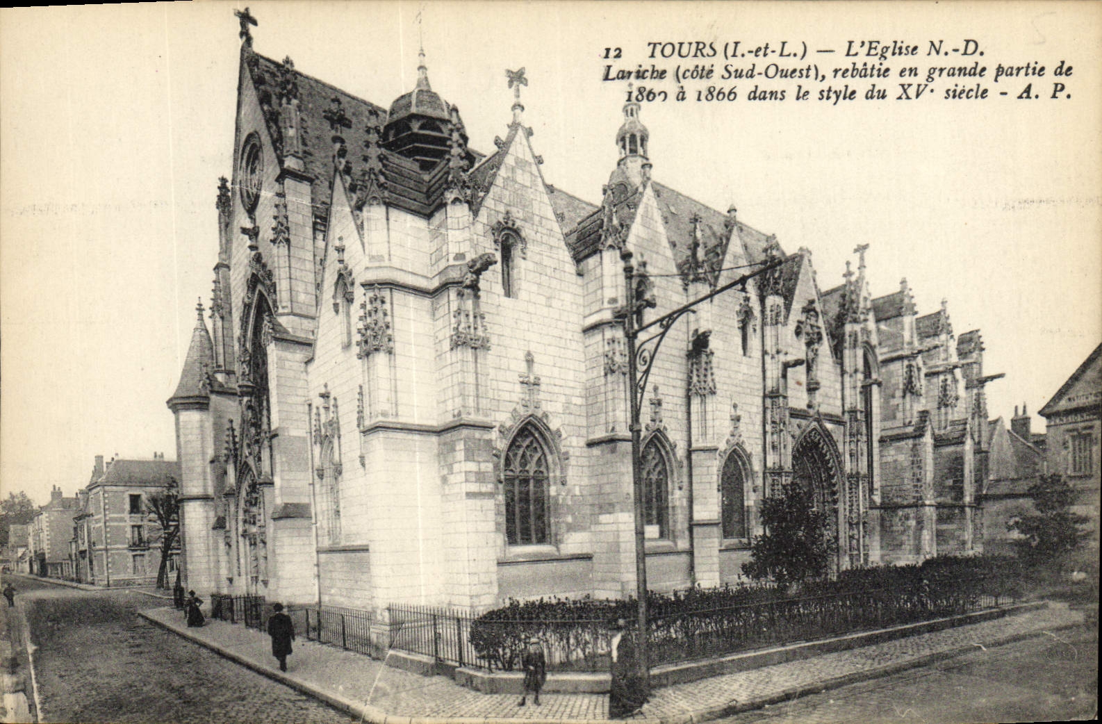 CPA Tours I et L l'Eglise N D Lariche Cote Sud Ouest rebatie en Grande partie de 18660 a 1866 dans l