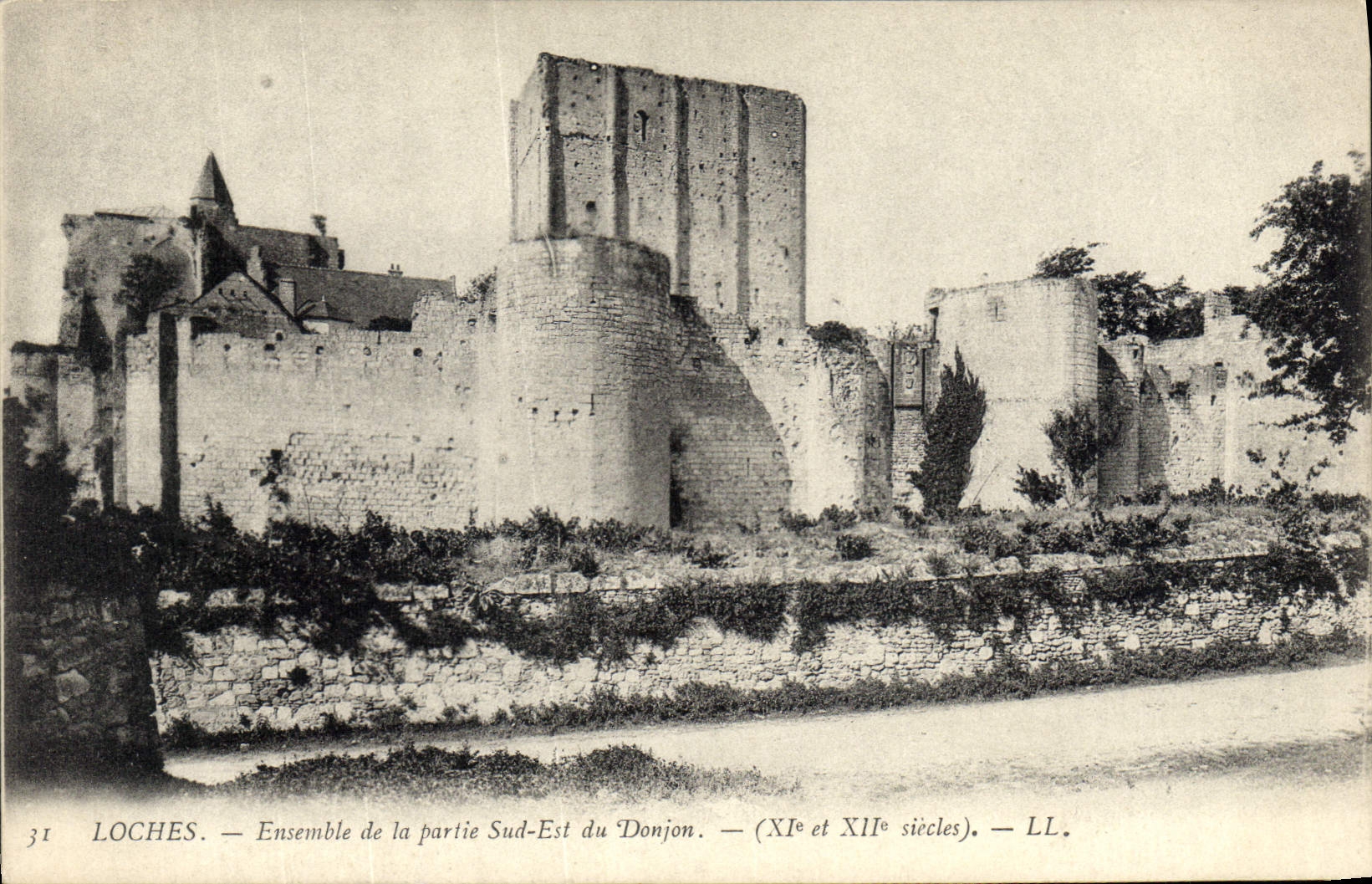 CPA Loches Ensemble de la Partie Sud Est du Donjon XI et XII siecle 