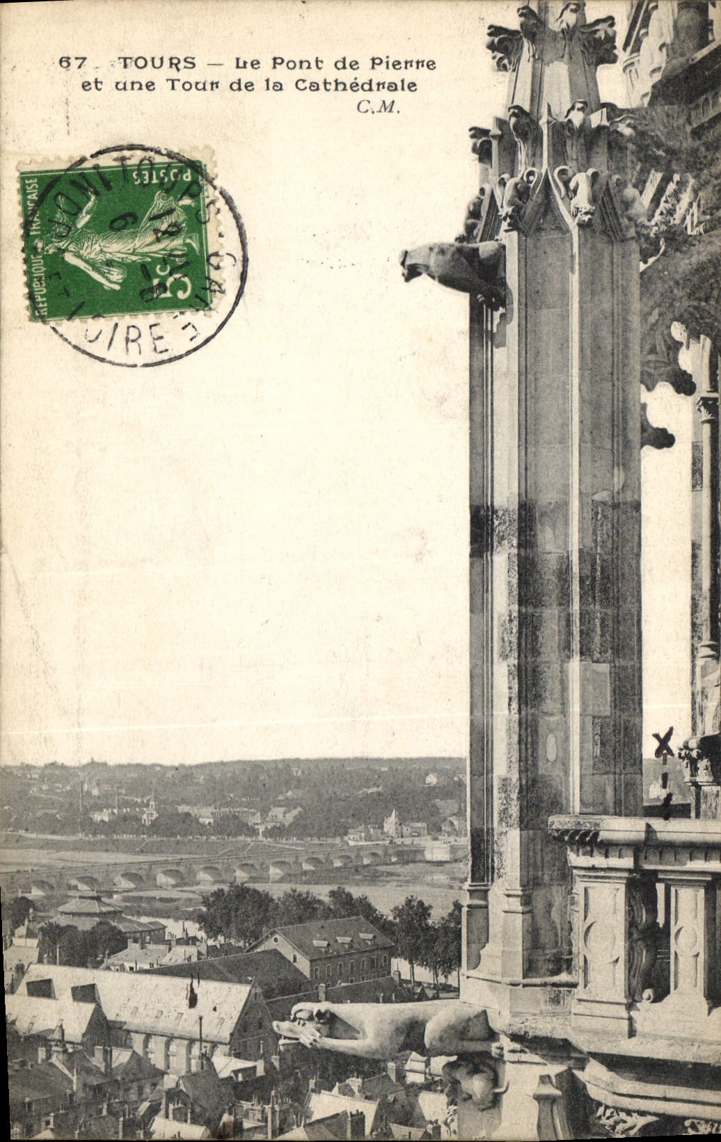 CPA Tours le pont de pierre et une tour de la Cathedrale 
