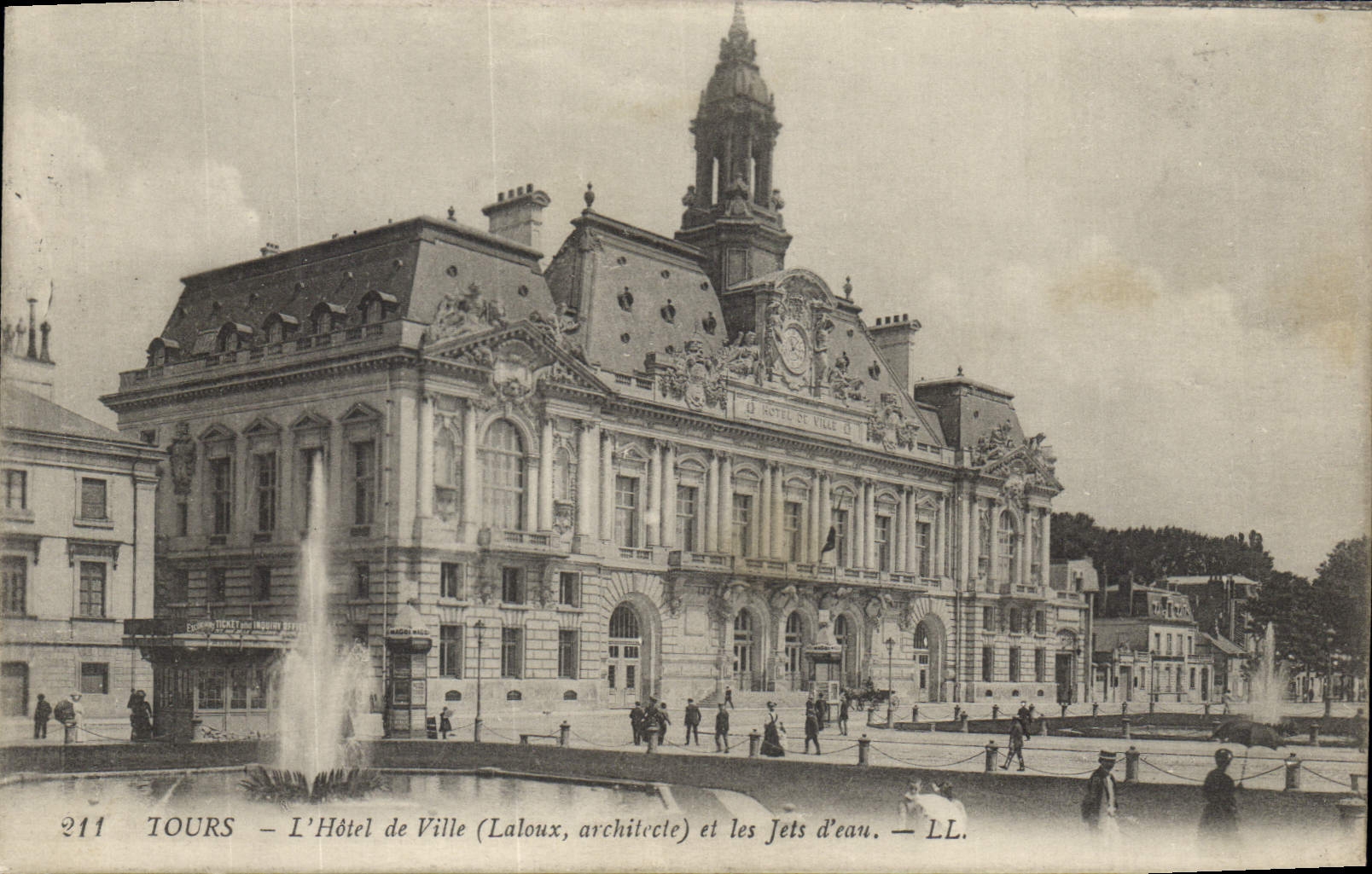 CPA Tours l'hotel de Ville Laloux architecte et les Jets d'eau 