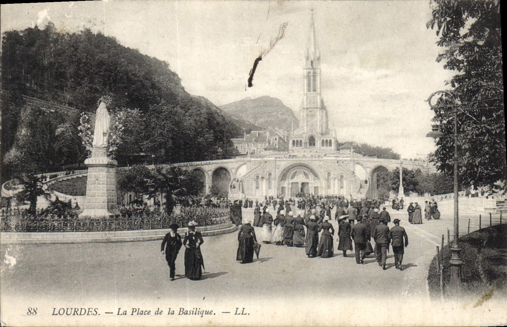 CPA Lourdes la Place de la Basilique 