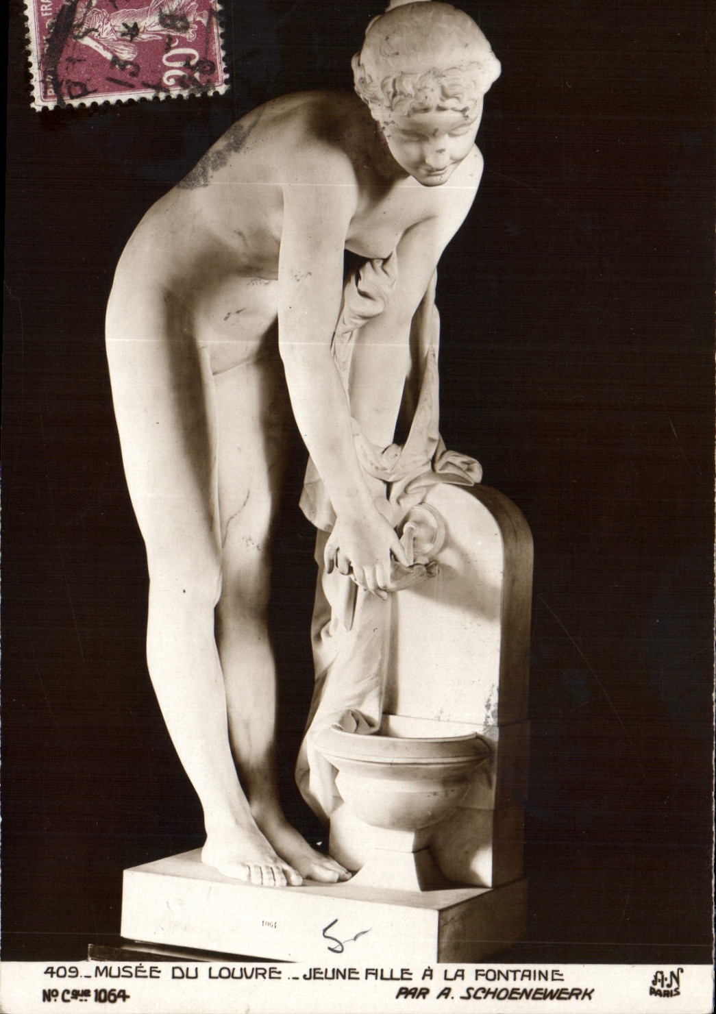 CPA Musee du Louvre jeune Alle a la Fontaine