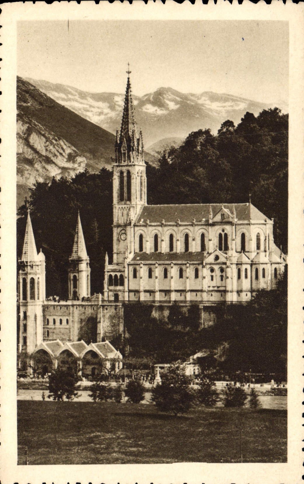 CPA Lourdes la Basilique 