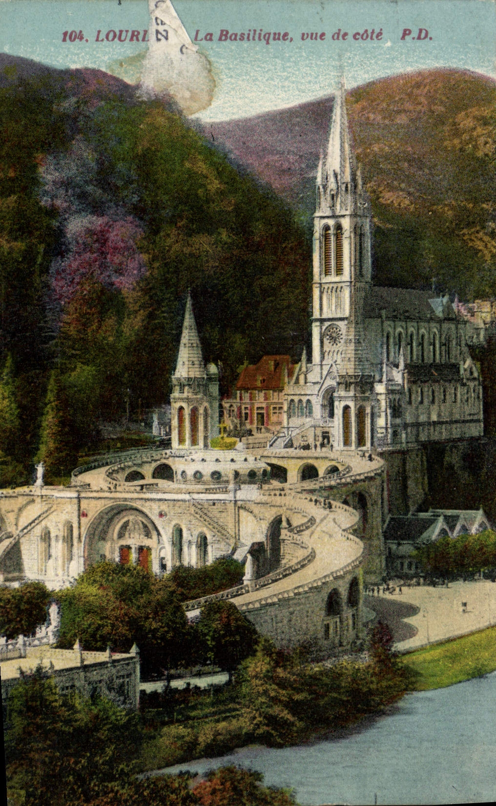 CPA Lourdes la Basilique vue de Cote 