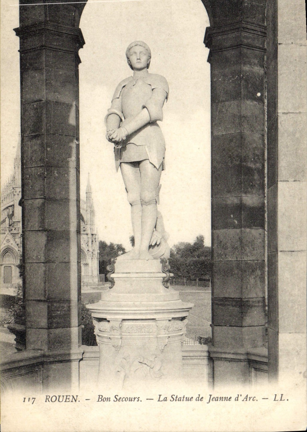 CPA Rouen Bon Secours la Statue de Jeanne d'Arc