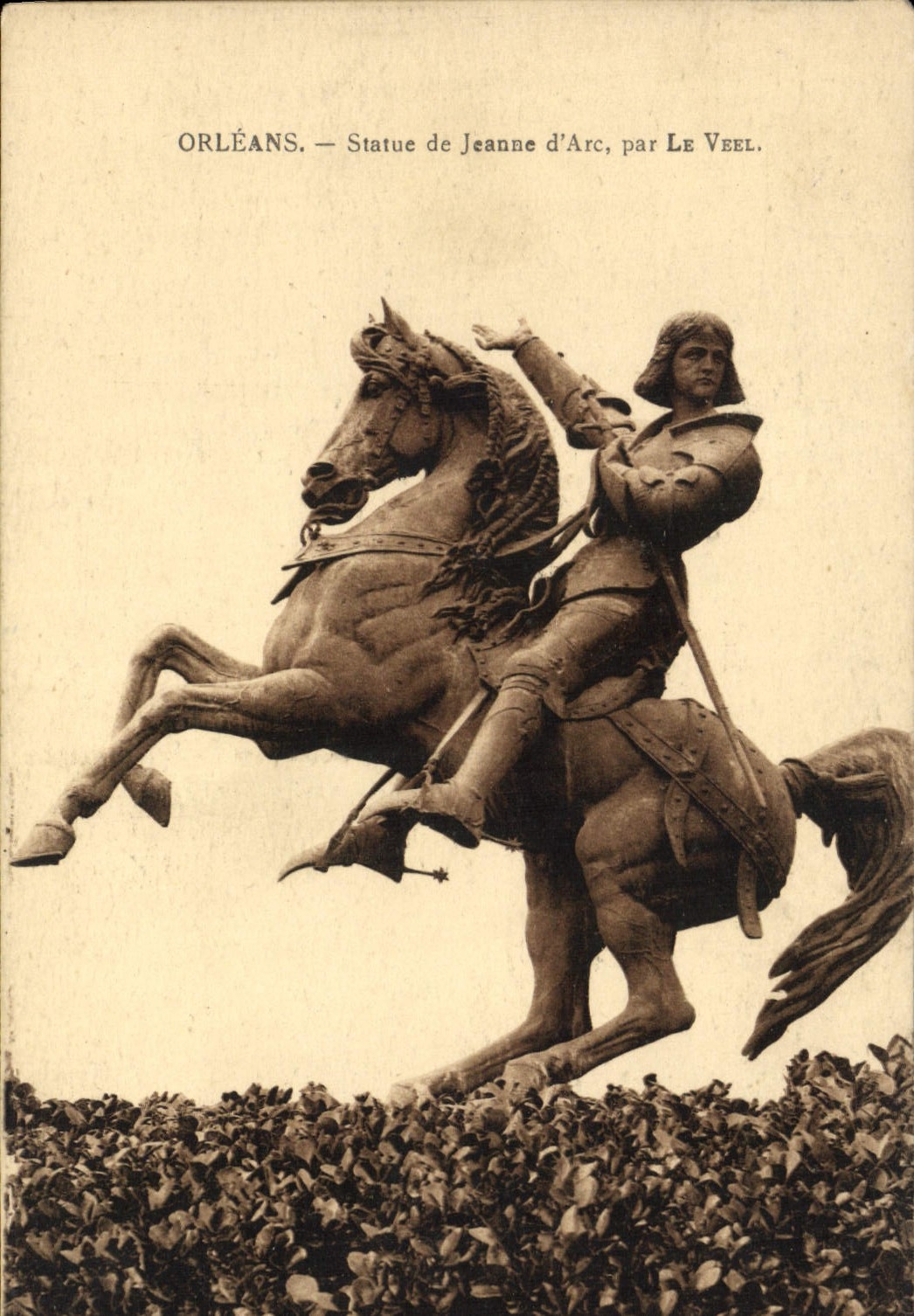 CPA Orleans Statue de Jeanne d'Arc par Le Veel 