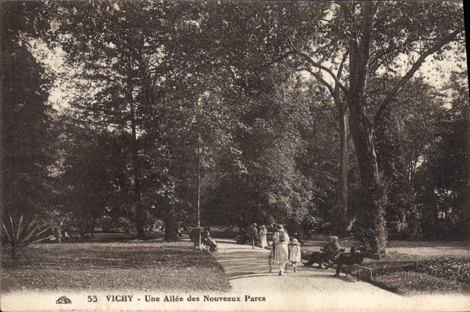CPA Vichy une Allee des Nouveaux Parcs 