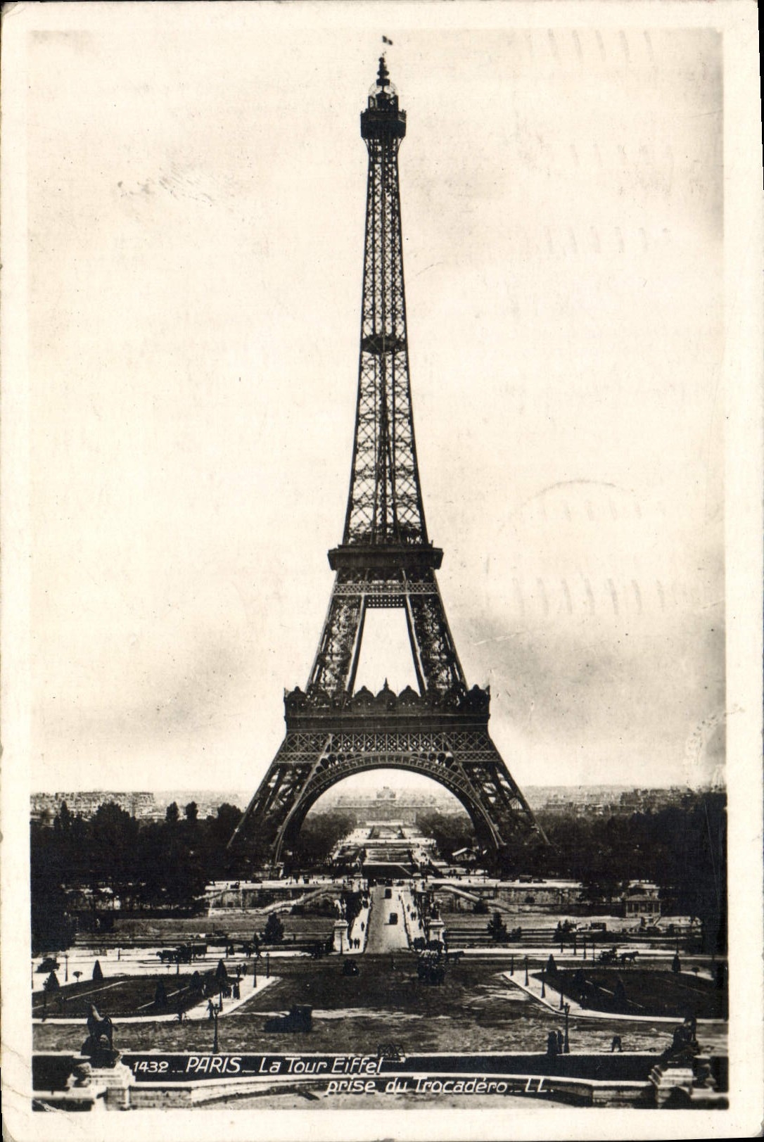 CPA Paris la Tour Eiffel prise du Trocadero 