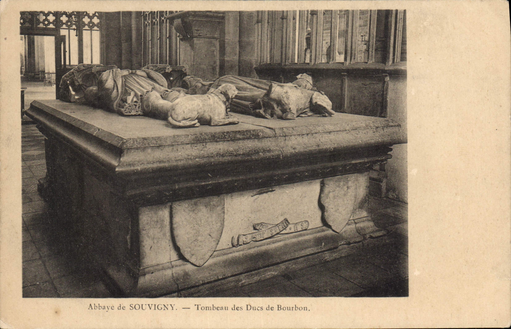 CPA Abbaye de Souvigny Tombeau des Ducs de Bourbon